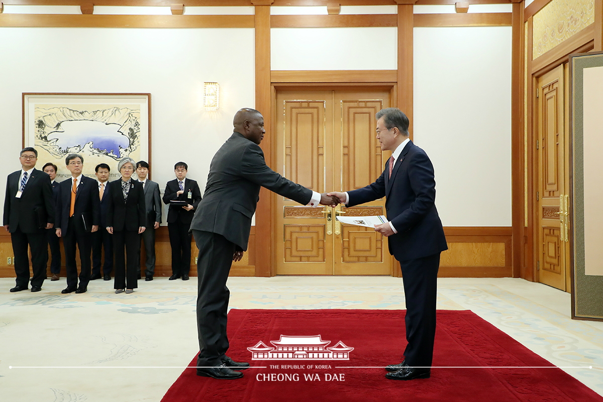 Receiving diplomatic credentials from new ambassadors to Korea at Cheong Wa Dae 