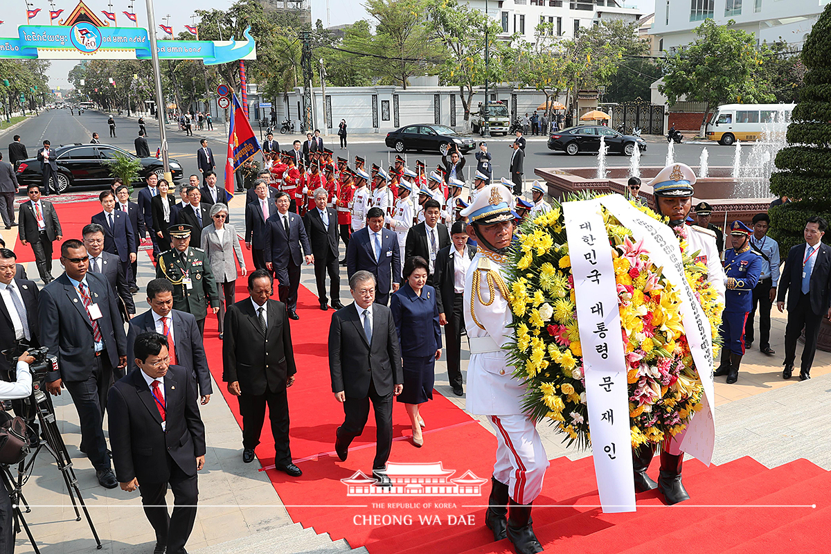 Laying wreaths at the Independence Monument and the memorial statue of King Norodom Sihanouk, the founding father of Cambodia 