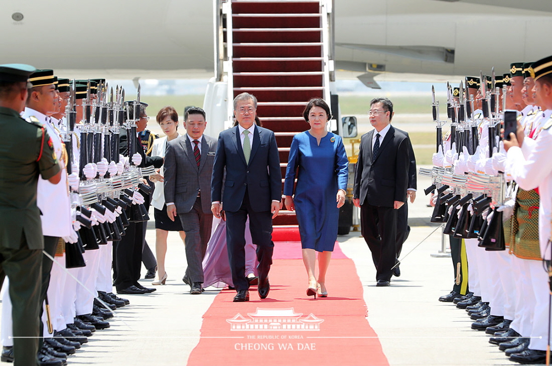 President Moon Jae-in and first lady Kim Jung-sook on March 12 inspect an honor guard at Kuala Lumpur International Airport in Malaysia.