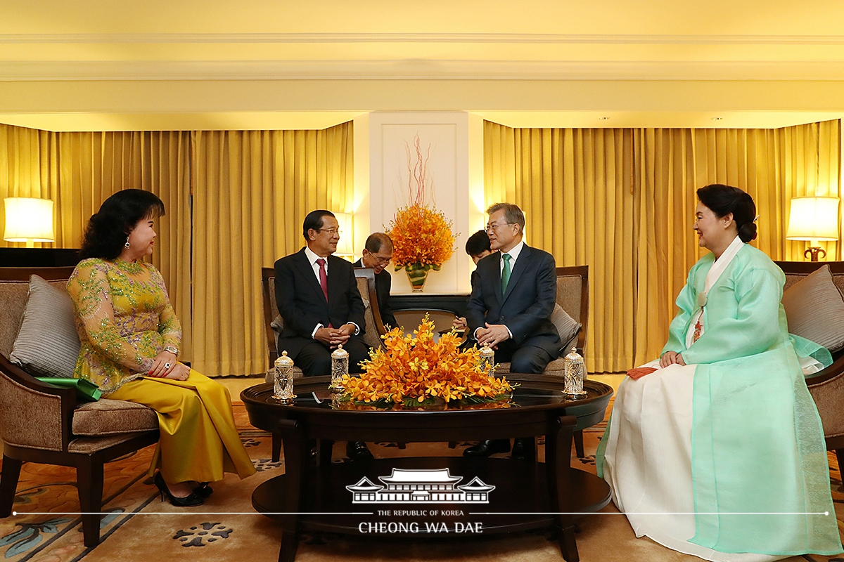 Conversing with Cambodian Prime Minister Hun Sen before a friendship dinner 