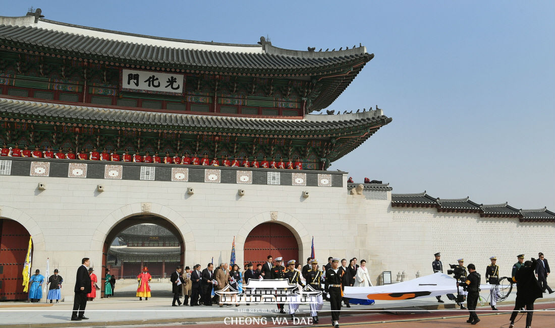 President Moon Jae-in, first lady Kim Jung-sook and a group of 33 representatives make their way to Gwanghwamun Square on March 1 led by a giant national flag used during the March First Independence Movement in 1919.