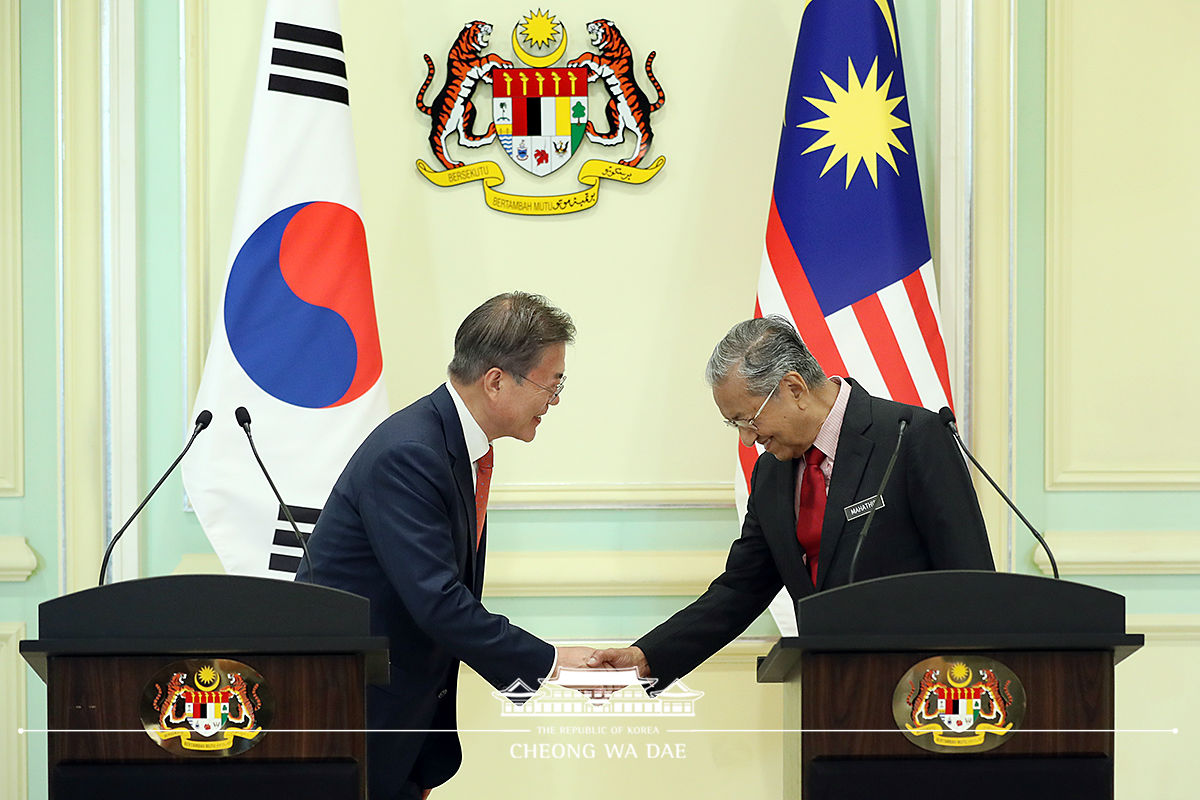 Holding a joint press conference following the Korea-Malaysia summit 