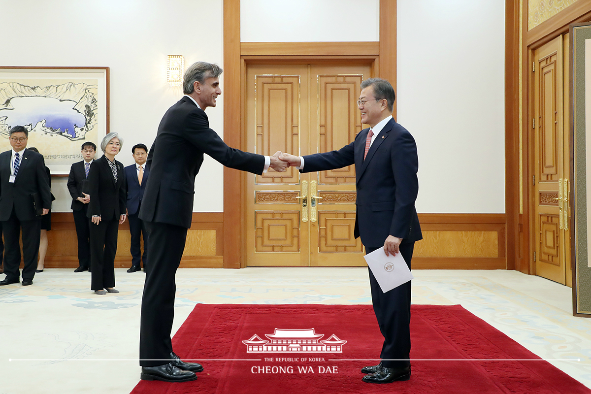 Receiving diplomatic credentials from new ambassadors to Korea at Cheong Wa Dae 