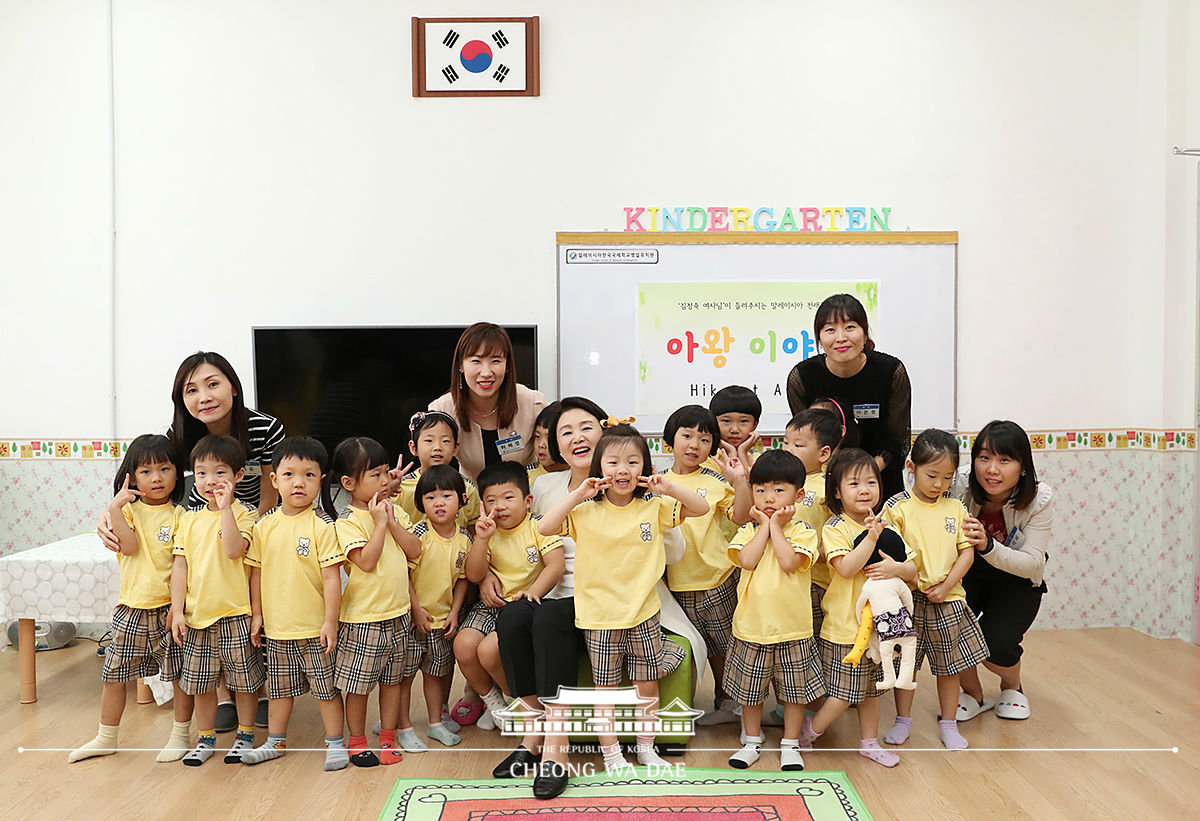 First Lady Kim Jung-sook visiting Korean School of Malaysia 