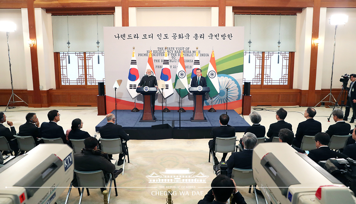 Holding a joint press conference after Korea-India summit at Cheong Wa Dae 