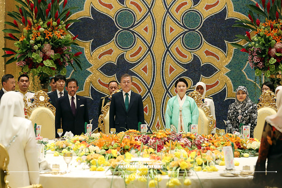 President Moon Jae-in and First Lady Kim Jung-sook attending the state dinner hosted by Sultan of Brunei Hassanal Bolkiah 