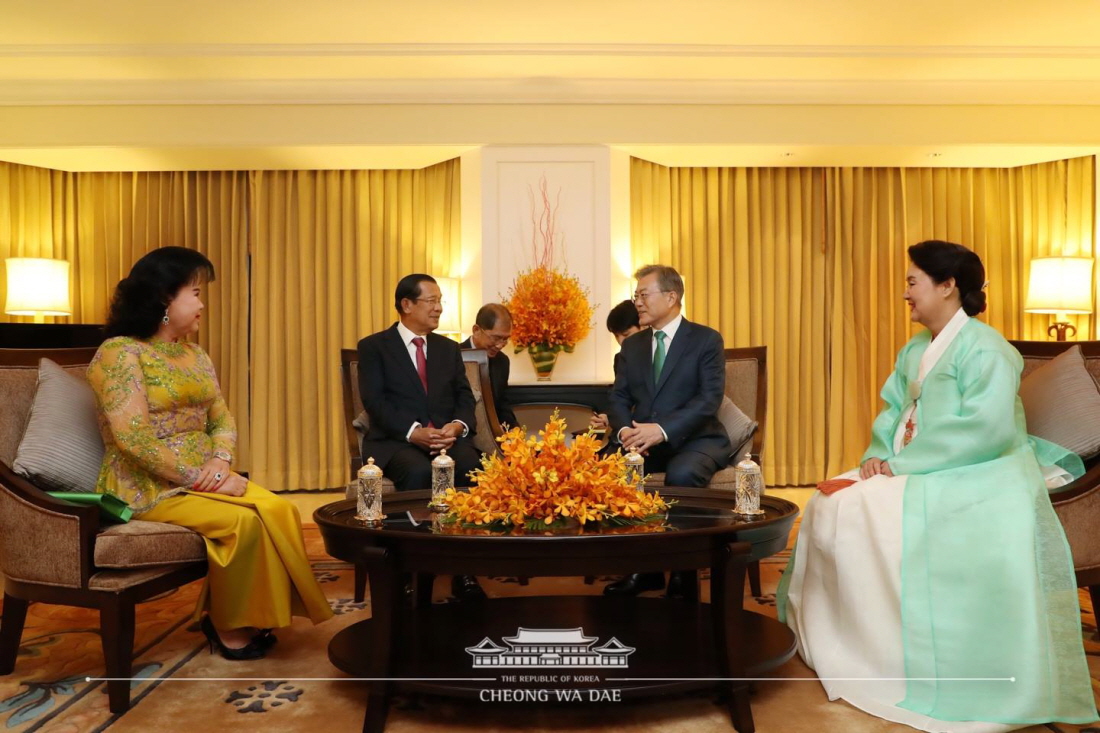 President Moon Jae-in and first lady Kim Jung-sook on March 14 hold a meeting with Cambodian Prime Minister Hun Sen and his wife Bun Rany before a banquet in Phnom Penh.