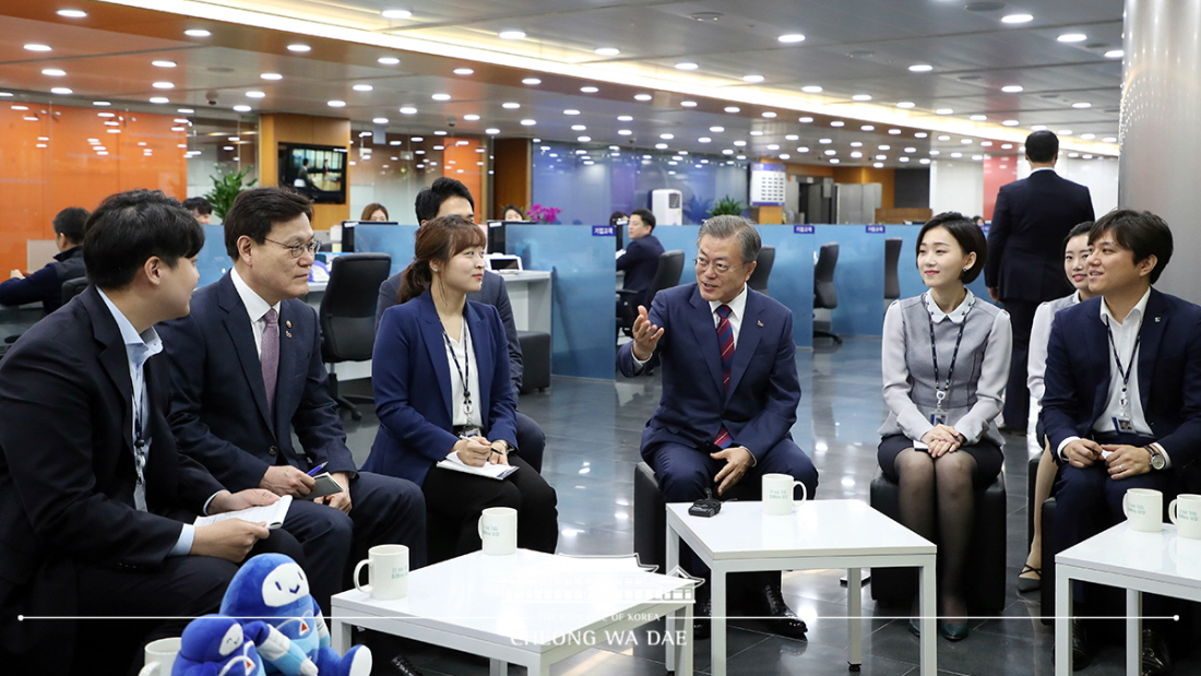 President Moon Jae-in on March 21 chats with bankers at the Seoul headquarters of Industrial Bank of Korea ahead of his announcement on regulatory innovation for internet-only banks.