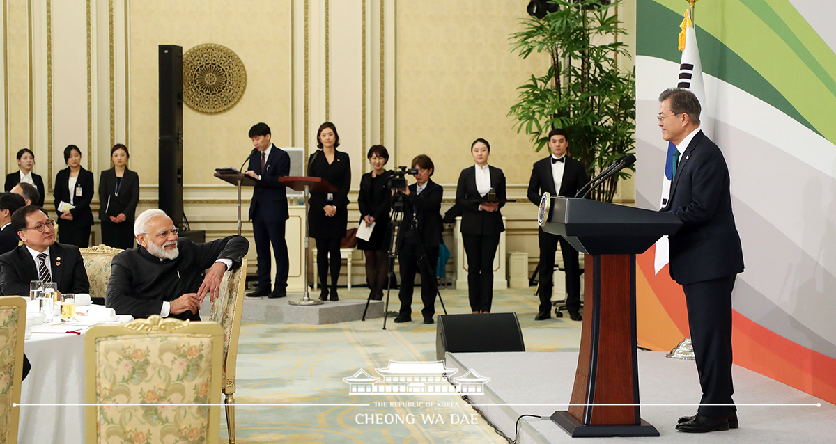 Hosting a state luncheon for Indian Prime Minister Narendra Modi at Cheong Wa Dae 