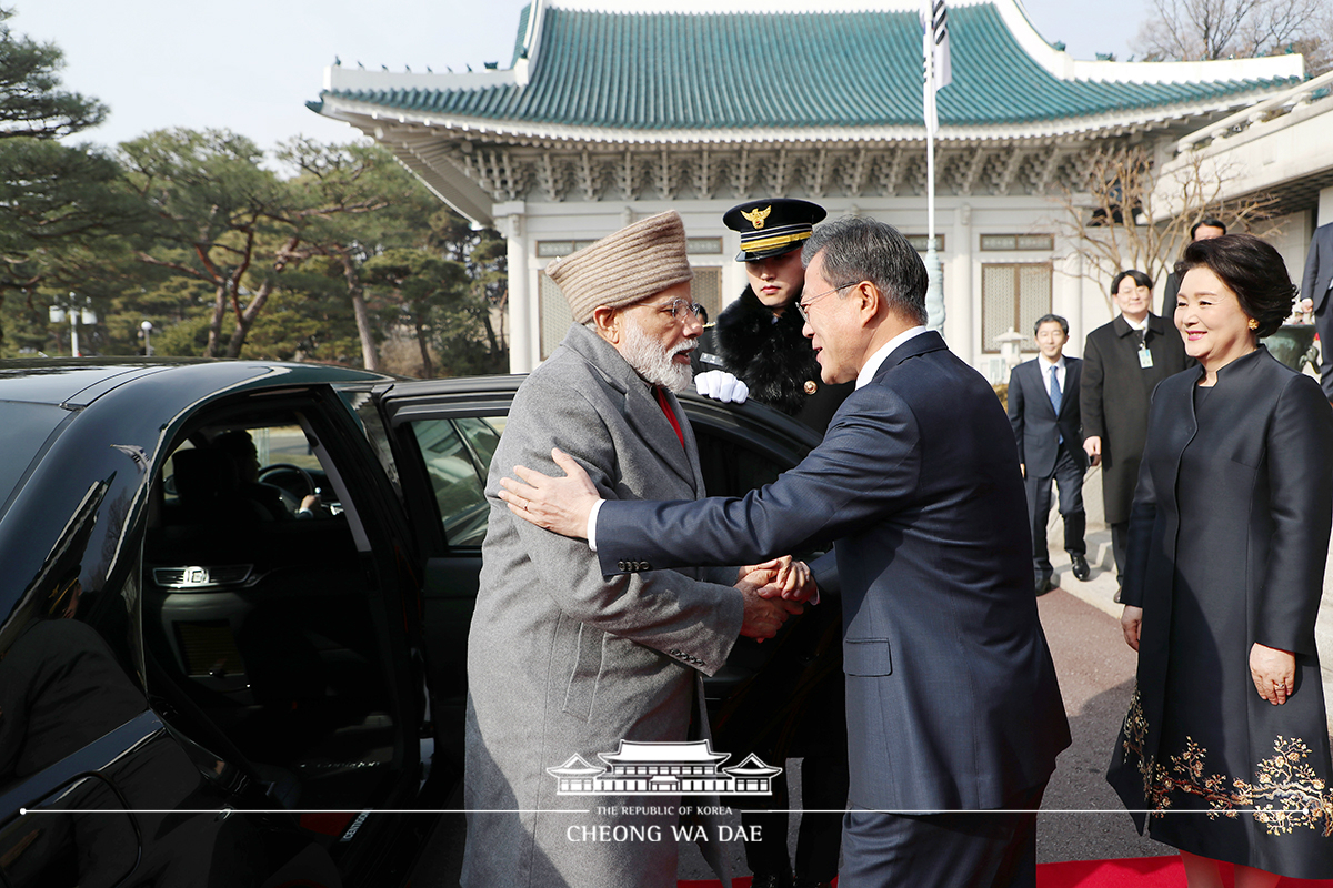 Attending the official welcoming ceremony for Indian Prime Minister Narendra Modi on his state visit to Korea 