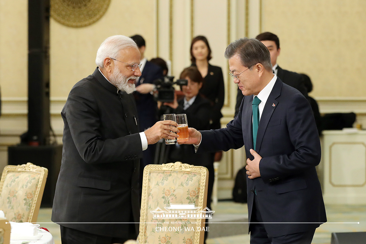 Hosting a state luncheon for Indian Prime Minister Narendra Modi at Cheong Wa Dae 