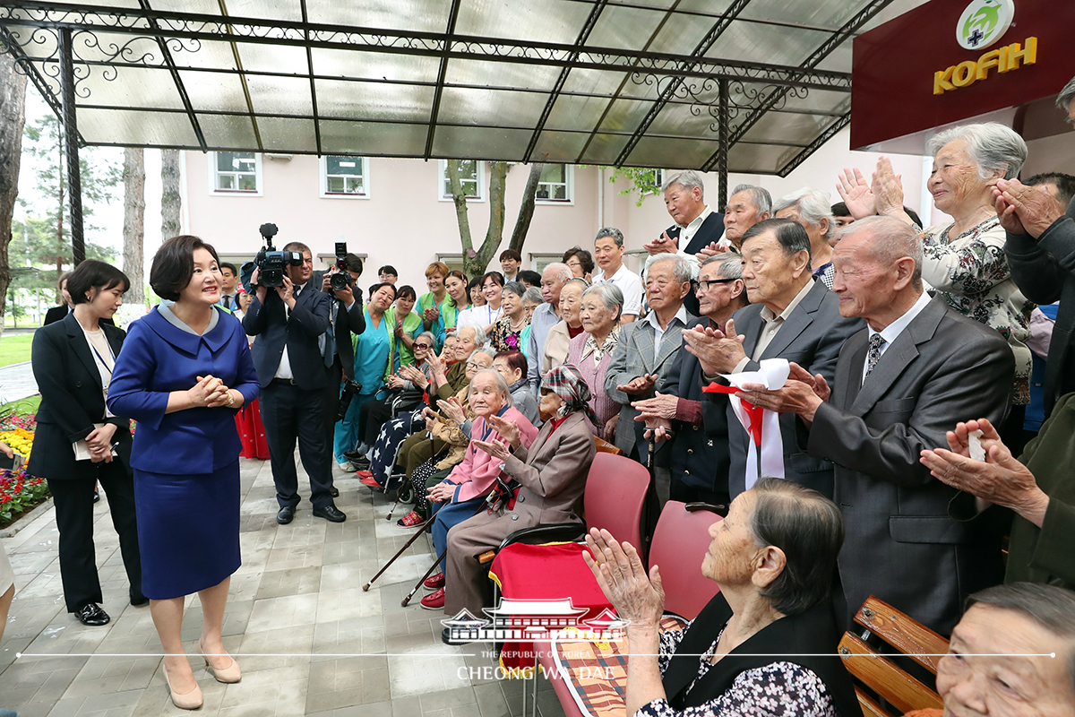 First Lady Kim Jung-sook visiting the Arirang Nursing Home on the outskirts of Tashkent, Uzbekistan