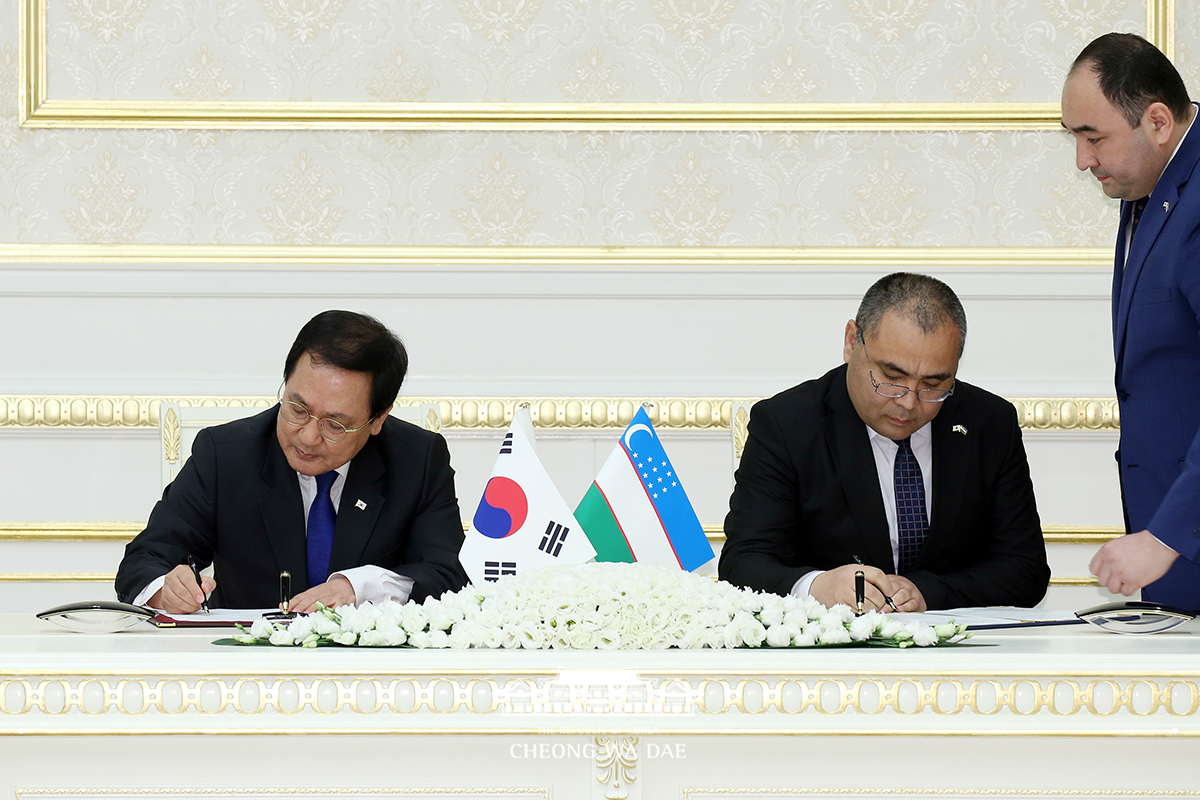 Korea-Uzbekistan MOU signing ceremony and joint press conference at the Kuksaroy Presidential Palace in Tashkent