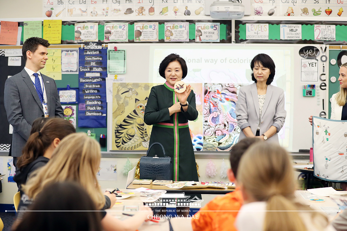 First Lady Kim Jung-sook observing a Korean culture class at F.S. Key Elementary School in Washington, D.C. 