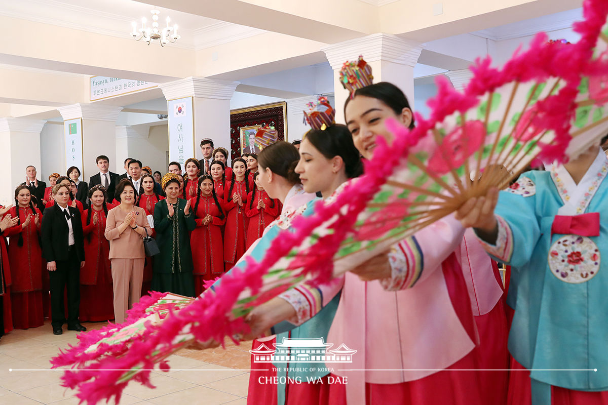 First Lady Kim Jung-sook visiting the D. Azadi Turkmen National Institute of World Languages in Ashgabat 