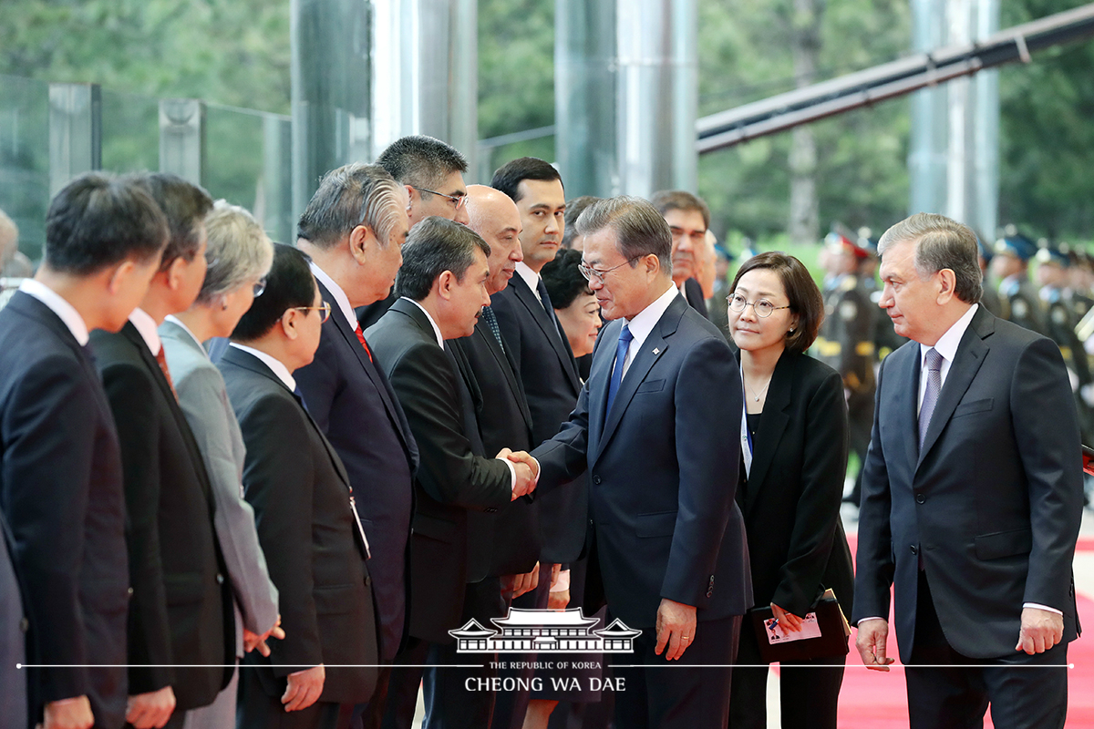 Attending the official welcoming ceremony in Uzbekistan 