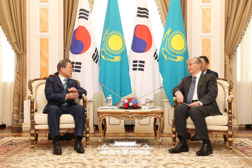 Posing for a commemorative photo with Kazakh President Kassym-Jomart Tokayev before the Korea-Kazakhstan one-on-one summit at the Ak Orda Presidential Palace in Nur-Sultan 