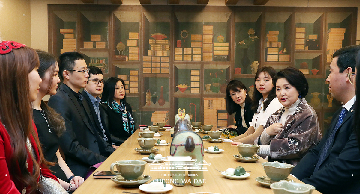 First Lady Kim Jung-sook viewing “Kazakhstan-The Cradleland of the ‘Golden Man,’” an exhibit at Seoul’s National Museum of Korea (February 22, 2019) 