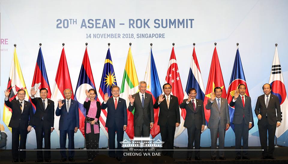 President Moon Jae-in (second from left) on Nov. 15, 2018, poses for a group photo at the 13th East Asia Summit in Singapore alongside the heads of state of member nations of the Association of Southeast Asian Nations (ASEAN).