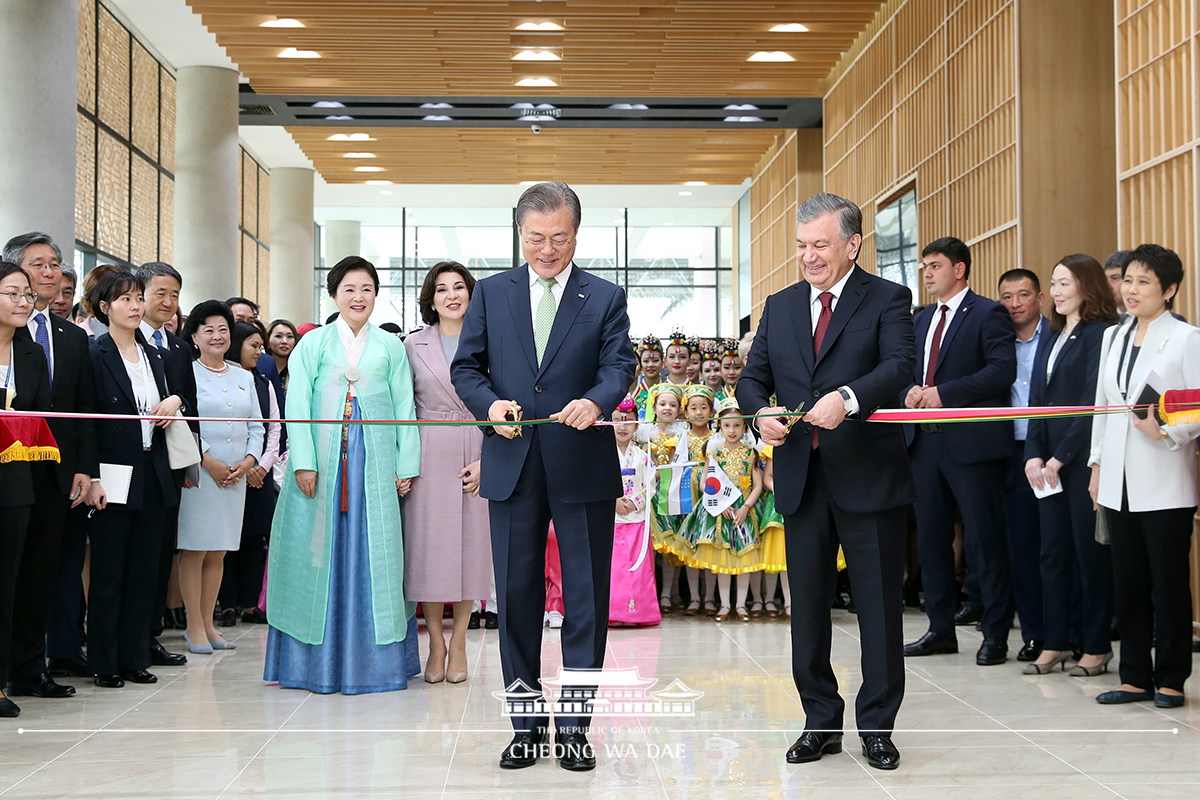 Attending the opening ceremony of the House of Korean Culture and Arts in Tashkent, Uzbekistan