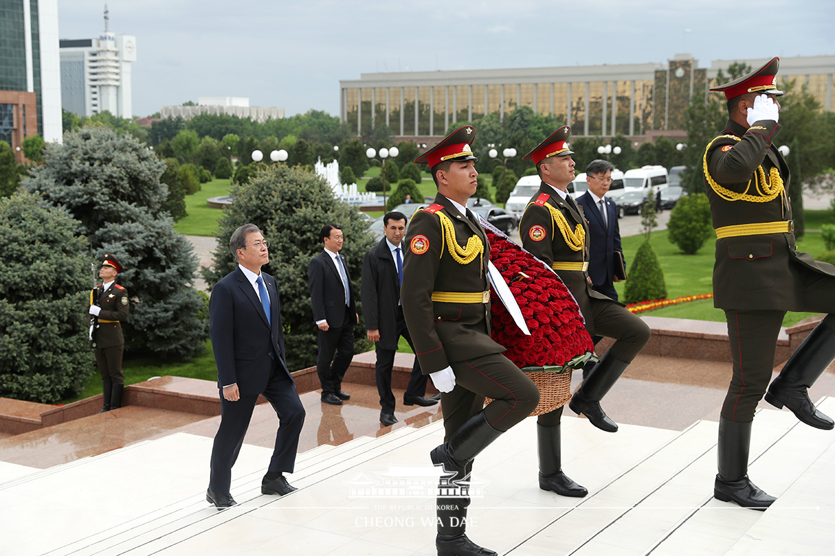 Laying a wreath at the Independence Monument in Tashkent, Uzbekistan