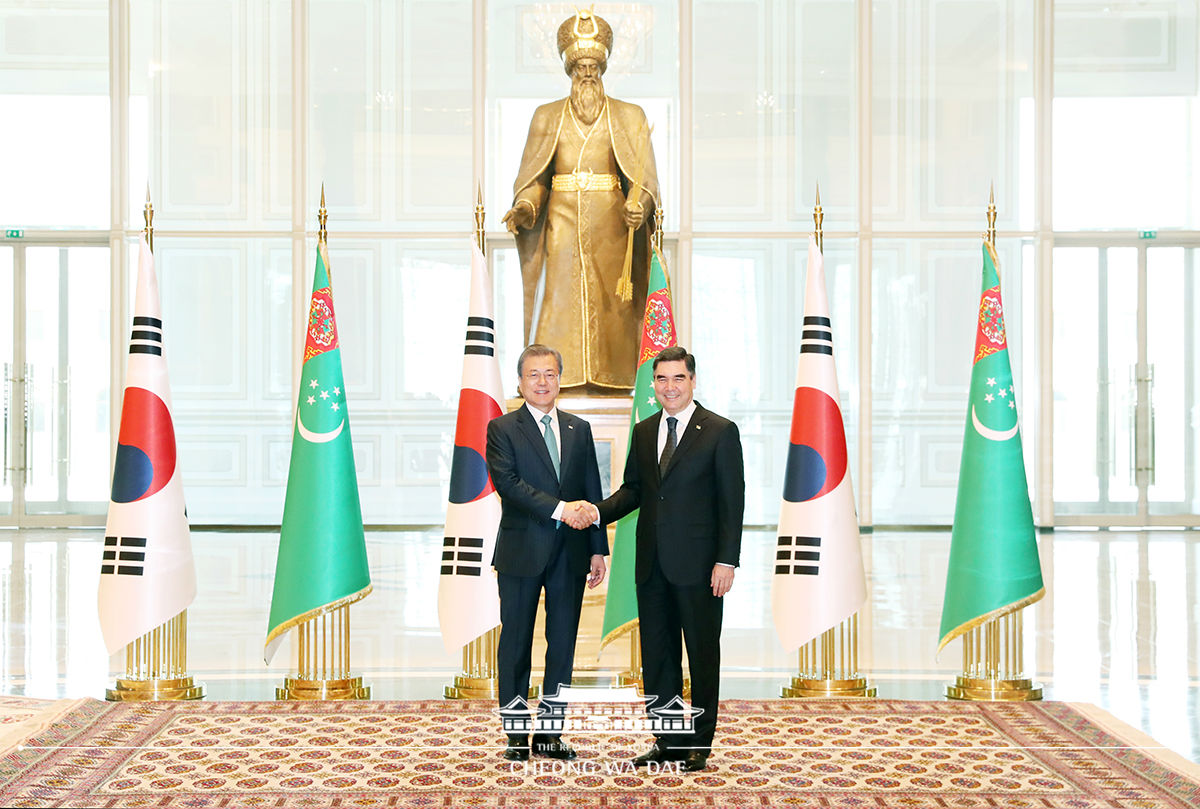 Posing for a commemorative photo with President of Turkmenistan Gurbanguly Berdimuhamedov and holding one-on-one talks at the Oguzkhan Presidential Palace in Ashgabat 