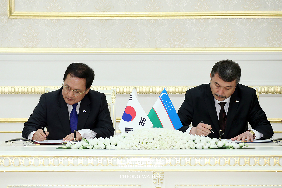 Korea-Uzbekistan MOU signing ceremony and joint press conference at the Kuksaroy Presidential Palace in Tashkent