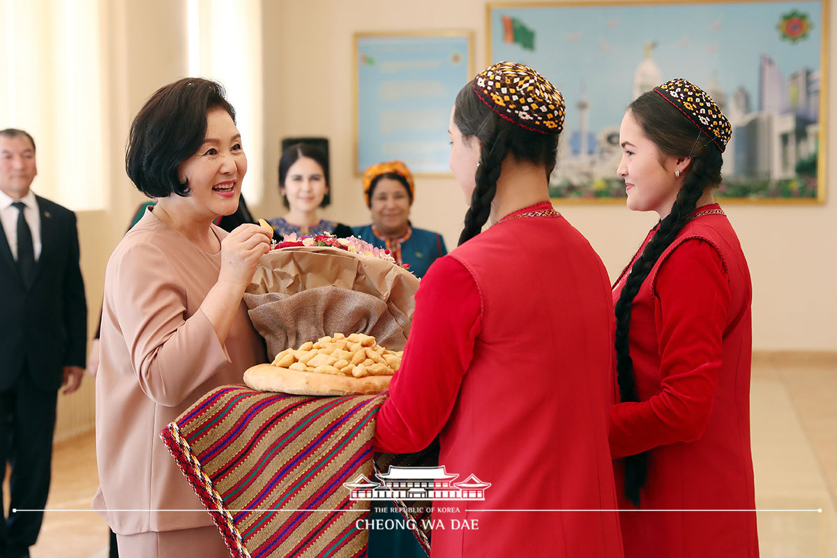 First Lady Kim Jung-sook visiting the D. Azadi Turkmen National Institute of World Languages in Ashgabat 