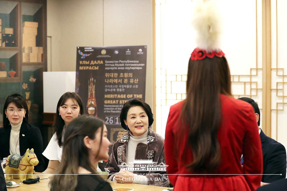 First Lady Kim Jung-sook viewing “Kazakhstan-The Cradleland of the ‘Golden Man,’” an exhibit at Seoul’s National Museum of Korea (February 22, 2019) 