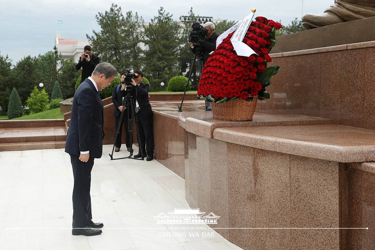 Laying a wreath at the Independence Monument in Tashkent, Uzbekistan