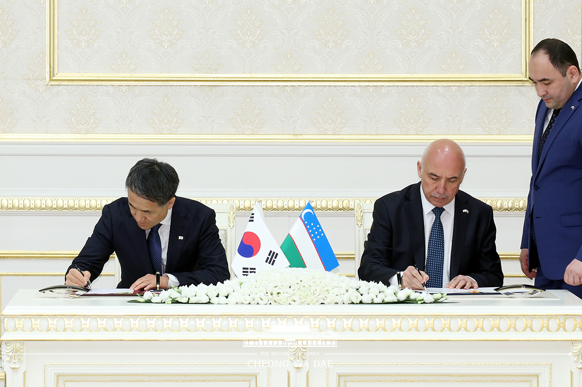 Korea-Uzbekistan MOU signing ceremony and joint press conference at the Kuksaroy Presidential Palace in Tashkent