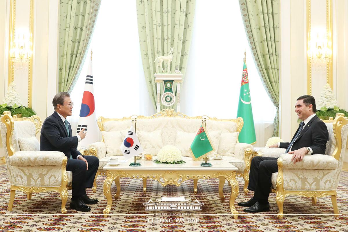 Posing for a commemorative photo with President of Turkmenistan Gurbanguly Berdimuhamedov and holding one-on-one talks at the Oguzkhan Presidential Palace in Ashgabat 