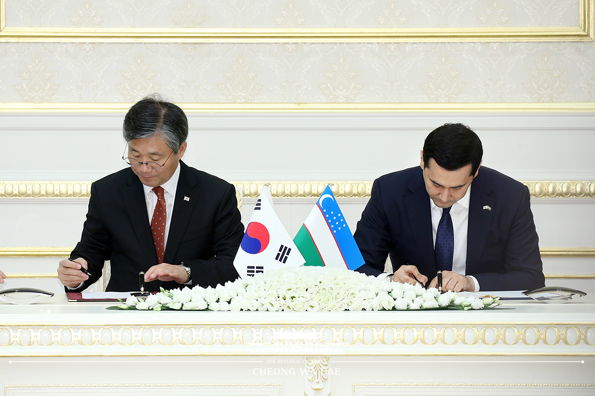 Korea-Uzbekistan MOU signing ceremony and joint press conference at the Kuksaroy Presidential Palace in Tashkent