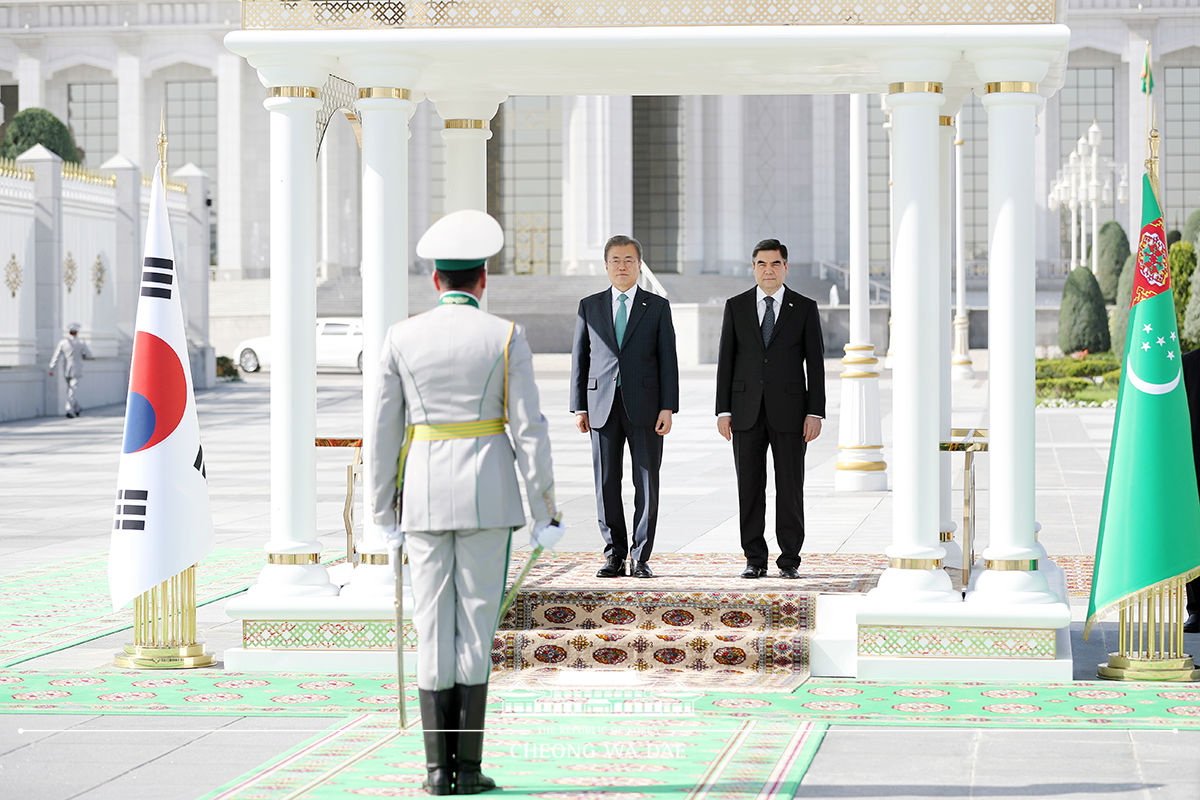 Attending the official welcoming ceremony in Turkmenistan 