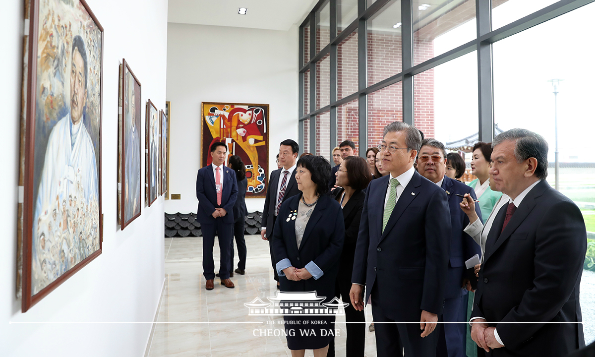 Attending the opening ceremony of the House of Korean Culture and Arts in Tashkent, Uzbekistan