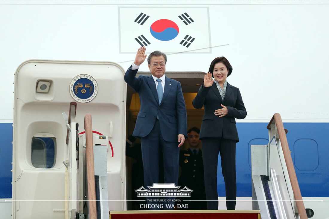 President Moon Jae-in (left) and first lady Kim Jung-sook on April 23 arrive at Seoul Airport in Seongnam, Gyeonggi-do Province, after completing their three-nation tour of Central Asia.