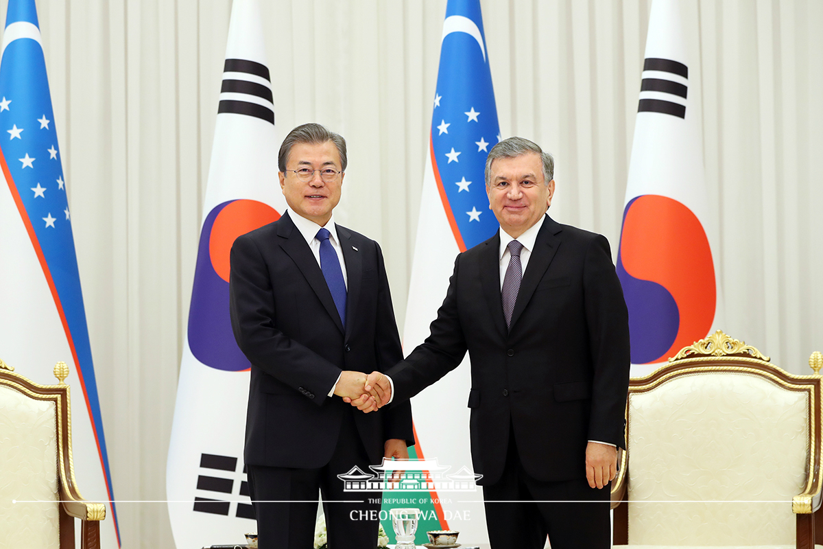 Korea-Uzbekistan one-on-one summit at the Kuksaroy Presidential Palace in Tashkent