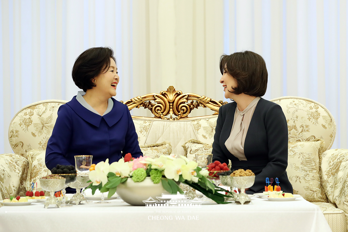 First Lady Kim Jung-sook meeting with Uzbek First Lady Ziroatkhon Hoshimova