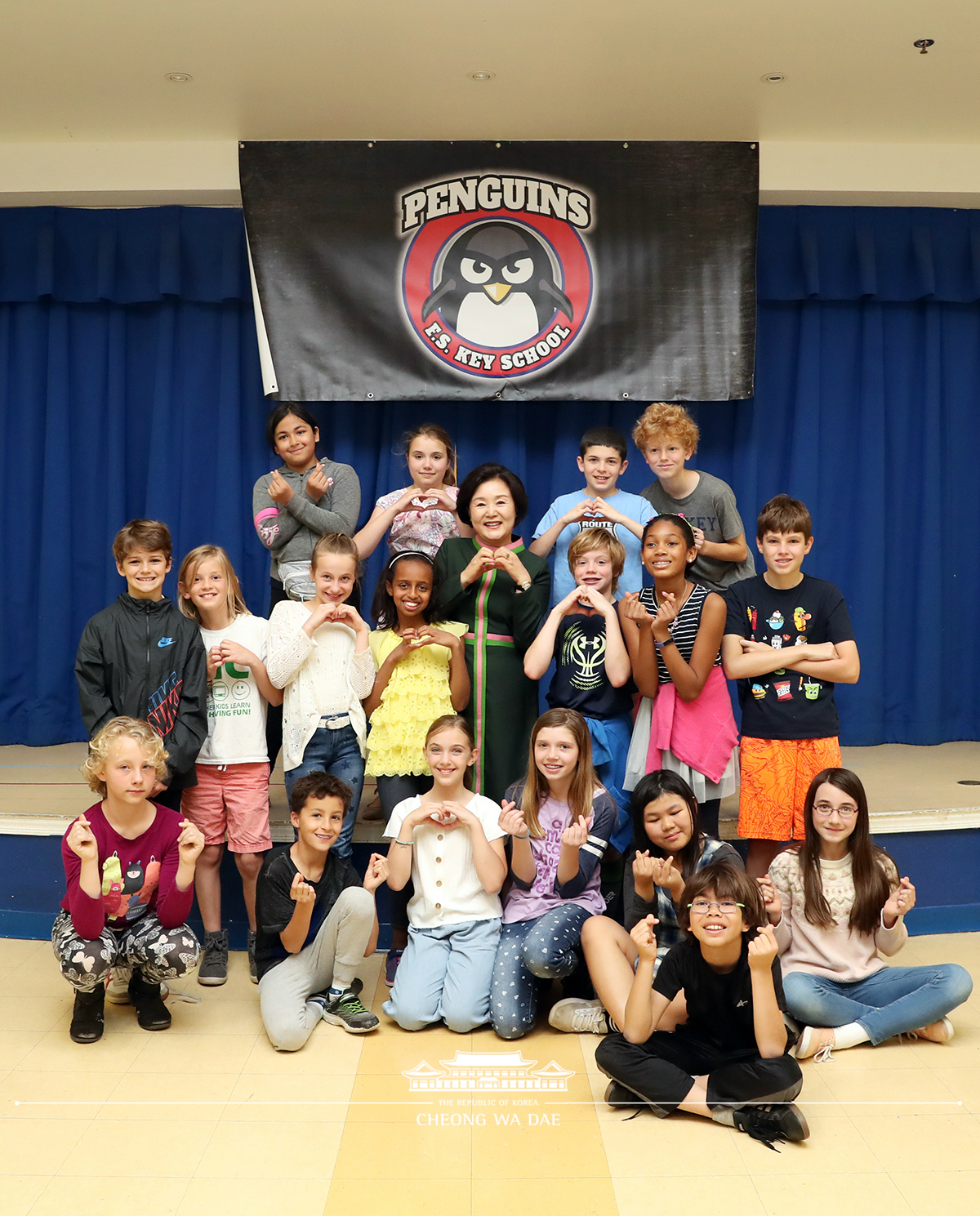 First Lady Kim Jung-sook observing a Korean culture class at F.S. Key Elementary School in Washington, D.C. 