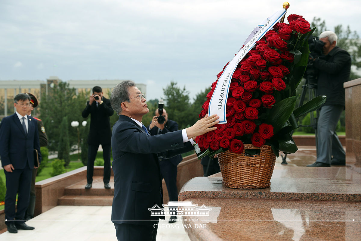 Laying a wreath at the Independence Monument in Tashkent, Uzbekistan