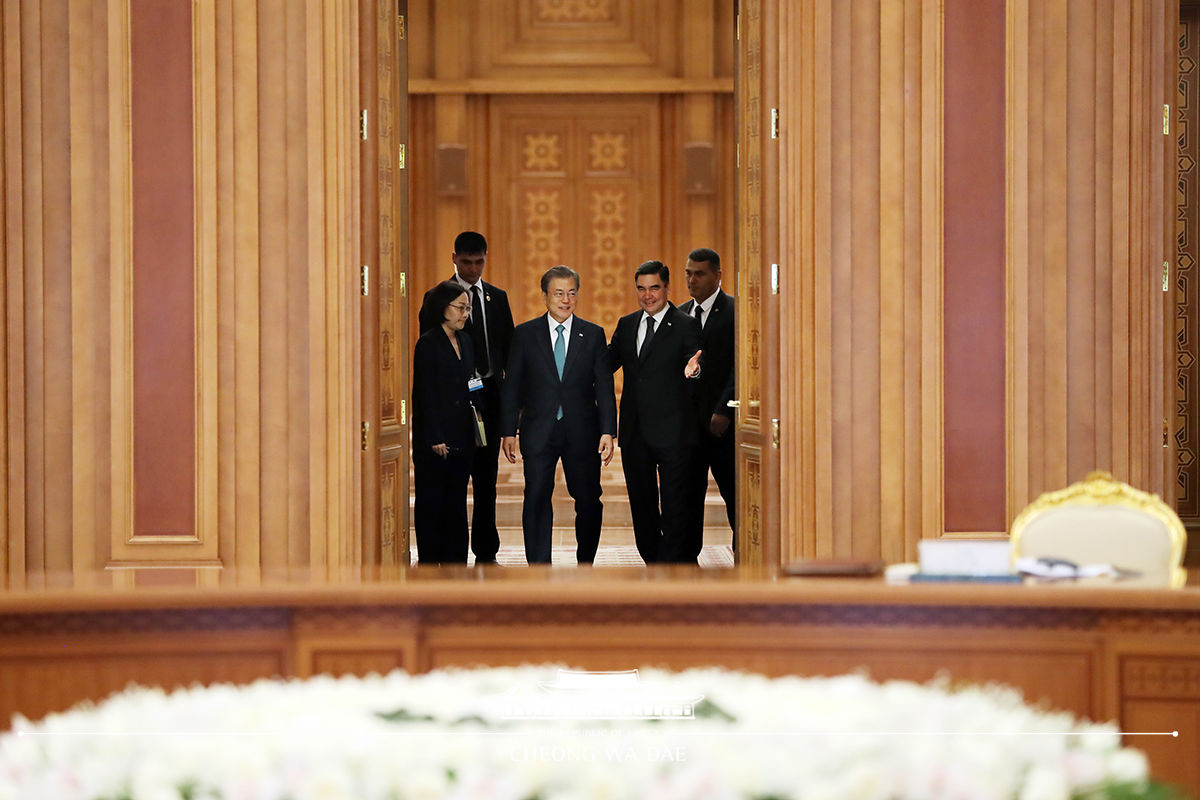 Attending the Korea-Turkmenistan expanded summit at the Oguzkhan Presidential Palace in Ashgabat 