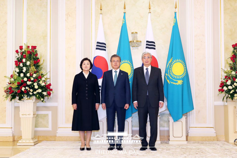 Posing for a commemorative photo with Kazakh President Kassym-Jomart Tokayev before the Korea-Kazakhstan one-on-one summit at the Ak Orda Presidential Palace in Nur-Sultan 