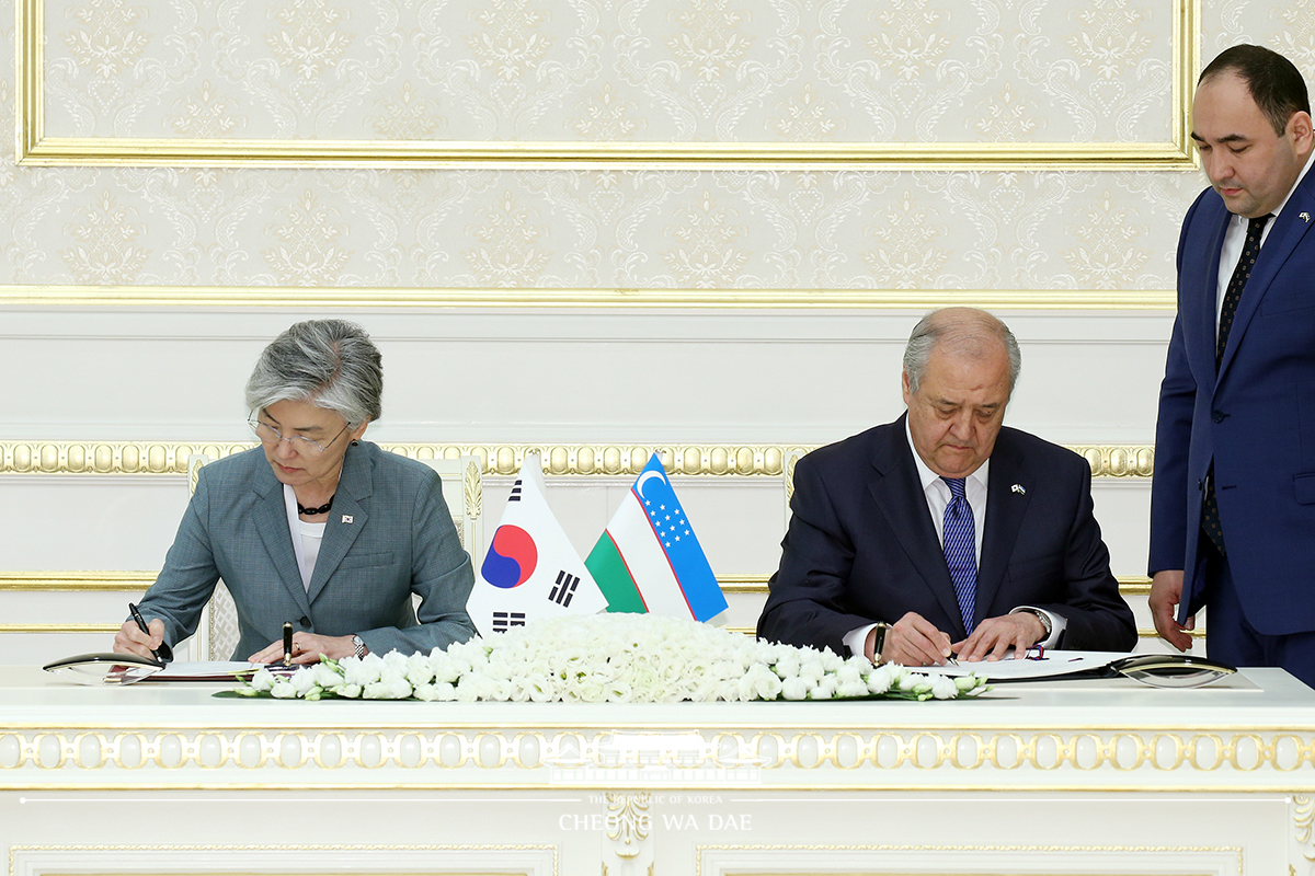 Korea-Uzbekistan MOU signing ceremony and joint press conference at the Kuksaroy Presidential Palace in Tashkent