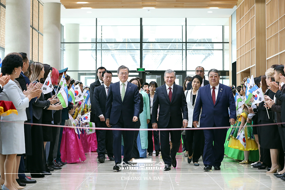 Attending the opening ceremony of the House of Korean Culture and Arts in Tashkent, Uzbekistan