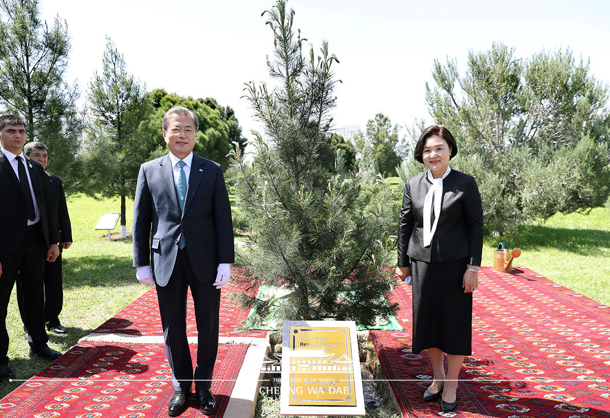 Laying a wreath at the Independence Monument and planting a commemorative tree in Ashgabat, Turkmenistan 