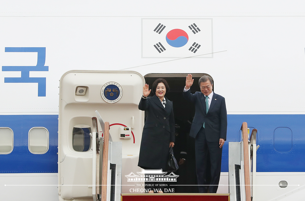 Departing from Seoul Air Base for a summit in the United States 