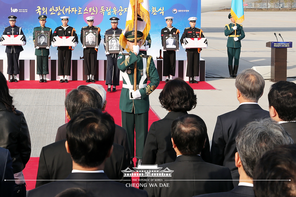 Attending a ceremony to repatriate the remains of independence activists to Korea 