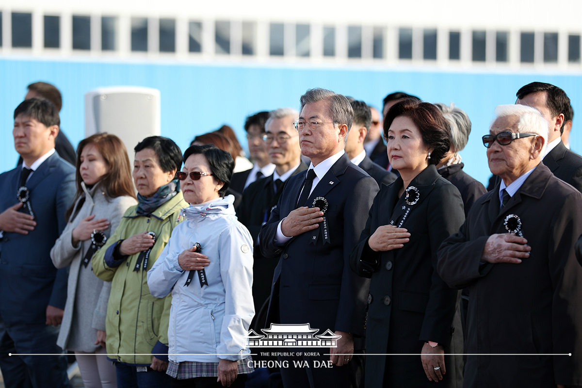 Attending a ceremony to repatriate the remains of independence activists to Korea 