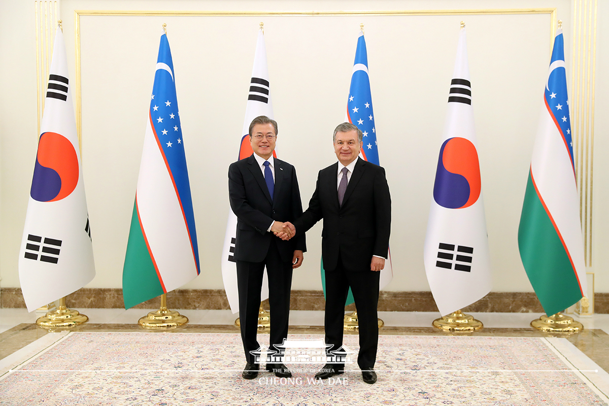 Posing for commemorative photos with Uzbek President Shavkat Mirziyoyev and First Lady Ziroatkhon Hoshimova