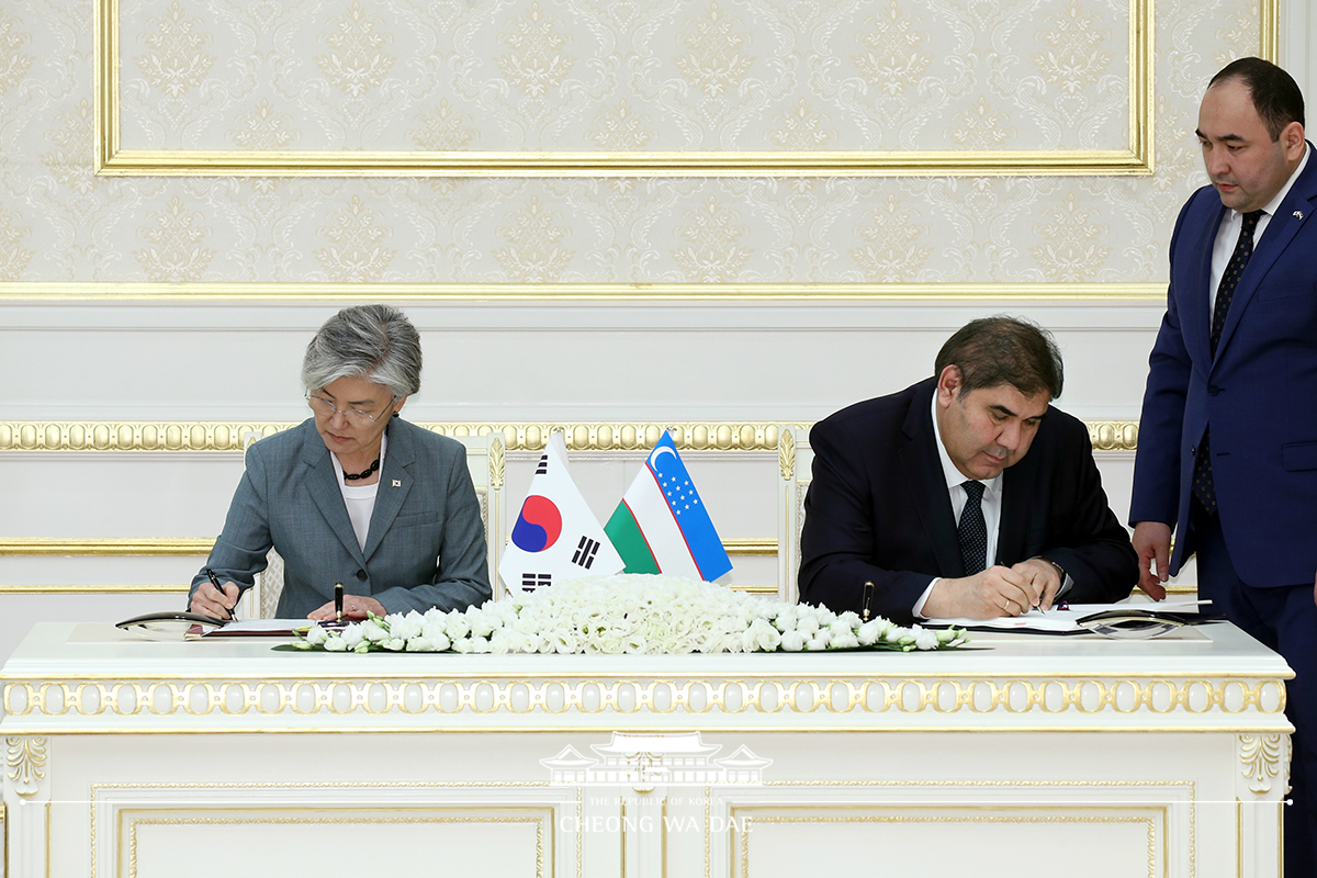Korea-Uzbekistan MOU signing ceremony and joint press conference at the Kuksaroy Presidential Palace in Tashkent